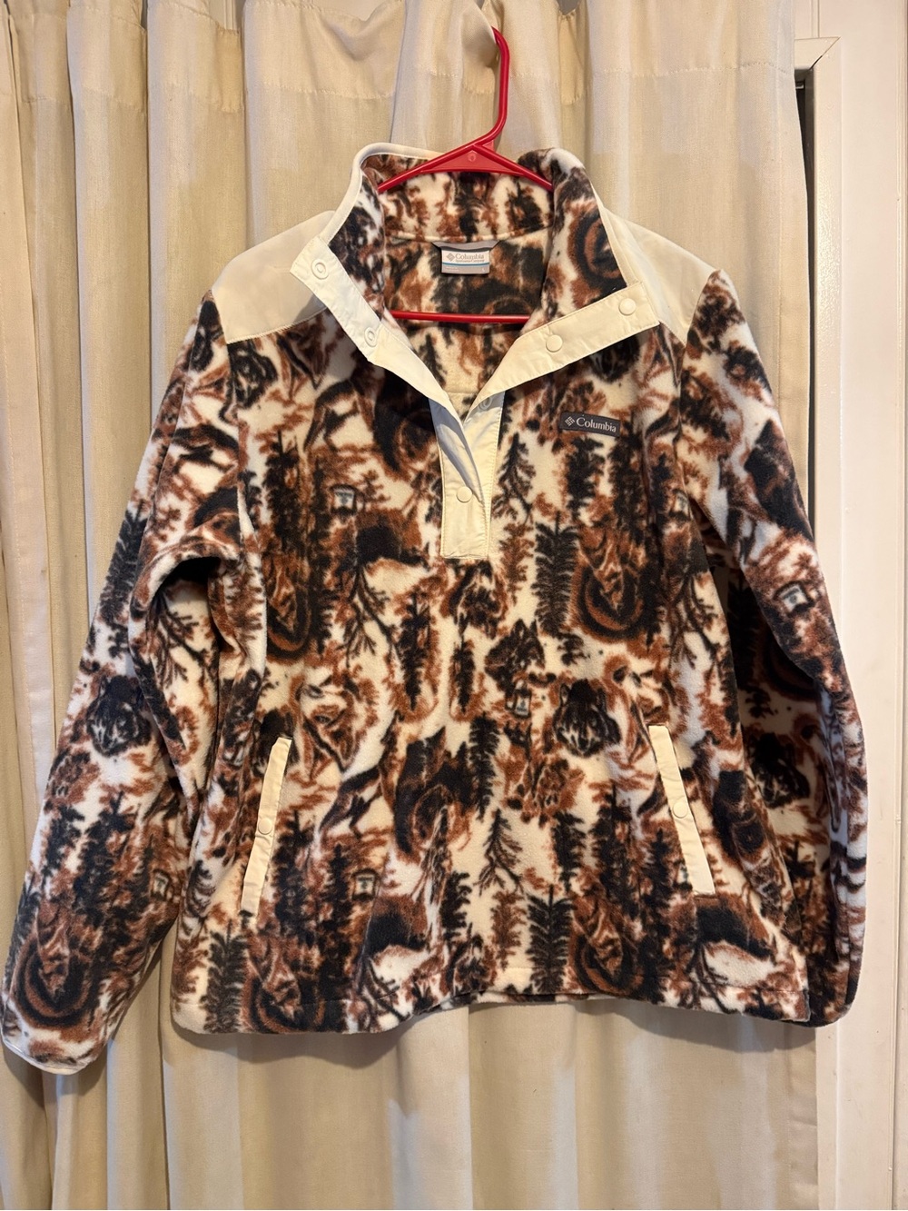 Columbia Cream, Brown & Black Patterned Sherpa Pullover wolf/nature graphic